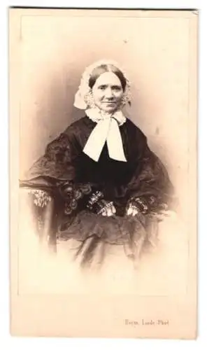 Fotografie Herm. Linde, Lübeck, Johannisstrasse 31, ältere Dame in traditioneller Kleidung mit Haube
