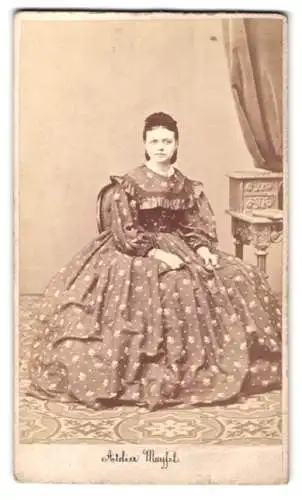 Fotografie Atelier Mayssl, Brünn, Ecke der Jesuiten Gasse, Frau im gemusterten Kleid