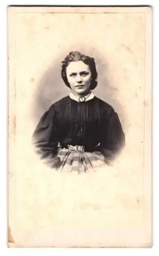 Fotografie J. Remde, Eisenach, Porträt einer Dame mit gemustertem Rock