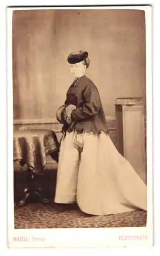 Fotografie G. Maull, London-Blackheath, Montpelier Vale, elegante Dame in klassischer Pose mit Muff
