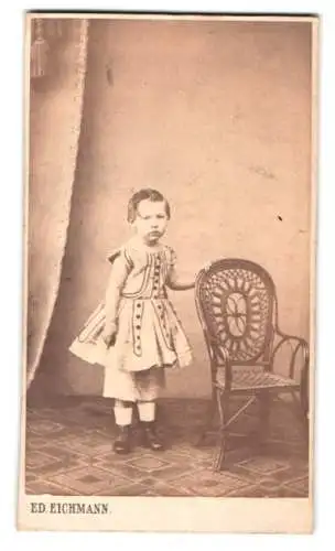 Fotografie Ed. Eichmann, Hamburg, 28 gr. Burstah, kleines Kind im Kleid mit Stuhl