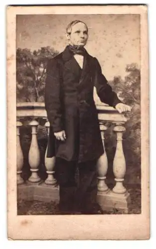 Fotografie unbekannter Fotograf und Ort, Herr im eleganten Gehrock