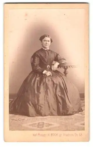 Fotografie H. Bock, Berlin, Friedrichstrasse 68, Portrait einer sitzenden Dame