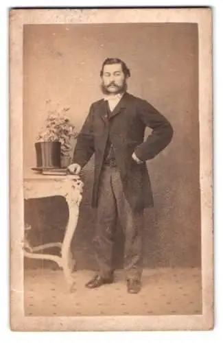 Fotografie unbekannter Fotograf und Ort, eleganter Herr mit Zylinder und Backenbart