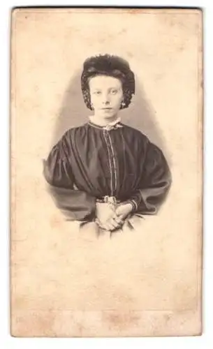 Fotografie unbekannter Fotograf und Ort, Porträt eines jungen Mädchens mit Haarschmuck