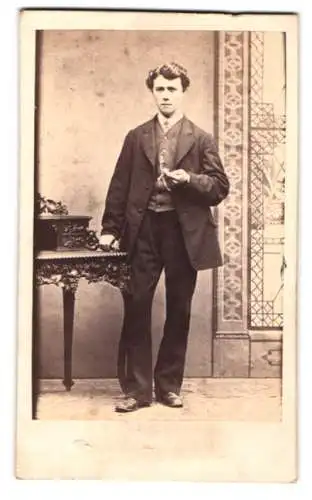 Fotografie Adam Sturm, Düsseldorf, Hohe Strasse 6, Portrait eines jungen Mannes der Zigarette raucht