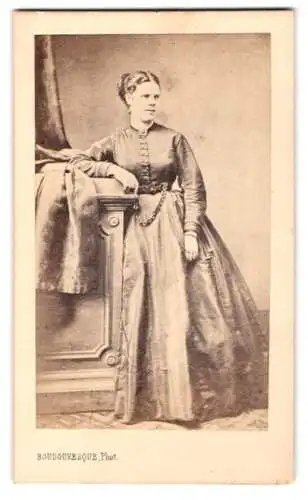 Fotografie G. Boudouresque, Paris, Boulevard des Capucines 21, elegante Dame in zeitgenössischem Kleid