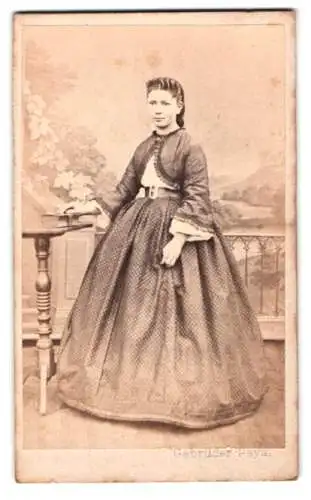 Fotografie Gebrüder Paya, Wien, junge Frau in elegantem Kleid