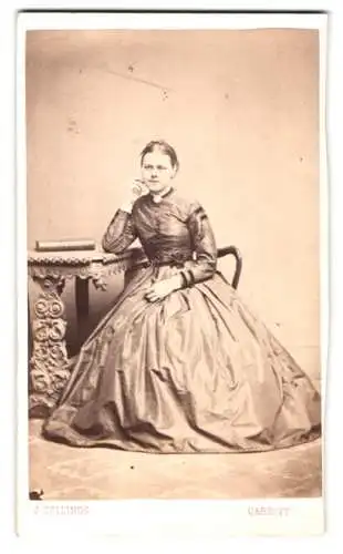 Fotografie J. Collings, Cardiff, Bute Street 47, junge elegante Waliserin auf Stuhl