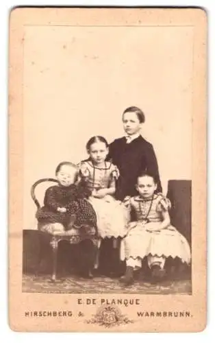 Fotografie E. de Planque, Hirschberg, vier Kinder in festlicher Kleidung