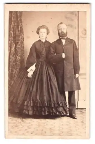 Fotografie Hermann Kiesling, Leipzig, Zeitzerstrasse 58, Porträt eines Paares in zeitgenössischer Kleidung