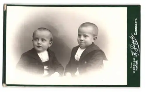 Fotografie H. Jäggle, Cannstatt, Ecke Waiblinger-Karlstrasse, Zwei junge Knaben in Matrosenanzügen