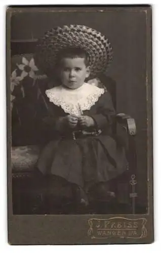 Fotografie J. Preiss, Wangen i.A., kleiner Knabe im Kleid mit Strohhut