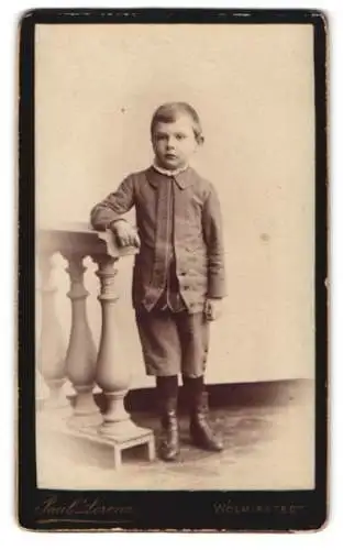 Fotografie Paul Lorenz, Wolmirstedt, junger Knabe in eleganter Kleidung neben Balustrade