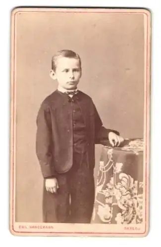 Fotografie Emil Wangemann, Passau, Heilige-Geiststr. 379, junger Knabe in eleganter Pose mit schilendem Blick