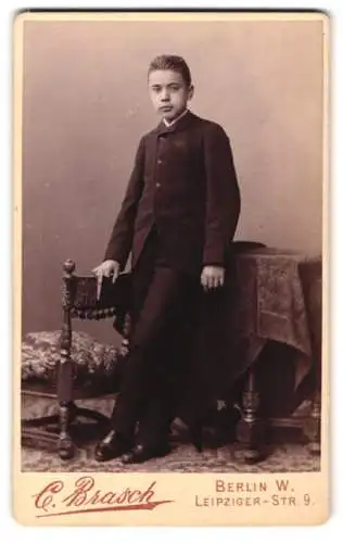 Fotografie C. Brasch, Berlin W., Leipziger-Str. 9, Junger Knabe im Anzug