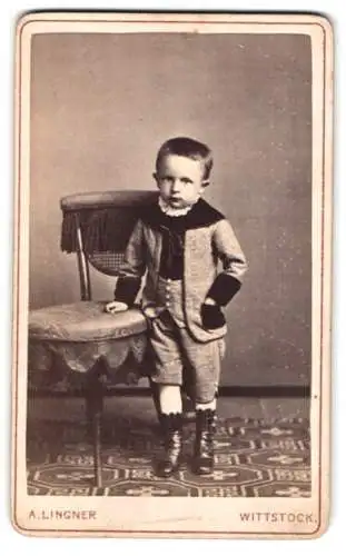 Fotografie A. Lingner, Wittstock, Oberkettenstr. 527, Porträt eines jungen Knaben in eleganter Kleidung