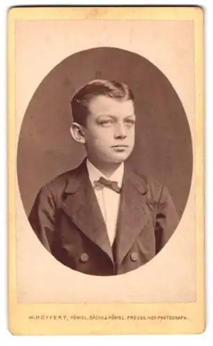 Fotografie W. Höffert, Dresden, See-Str. 10, Portrait eines jungen Knaben im Anzug mit Fliege