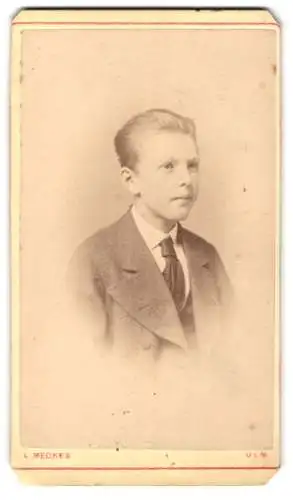 Fotografie L. Meckes, Ulm, Ecke der Promenade, Halbprofil eines jungen Knaben