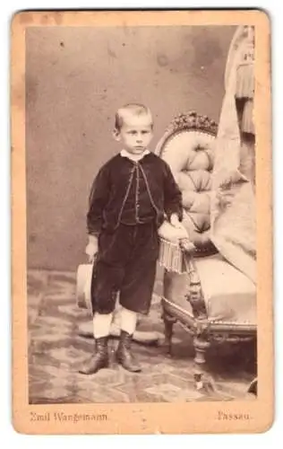 Fotografie Emil Wangemann, Passau, Theresienstrasse 393, junger Knaben Hermann im Samtanzug