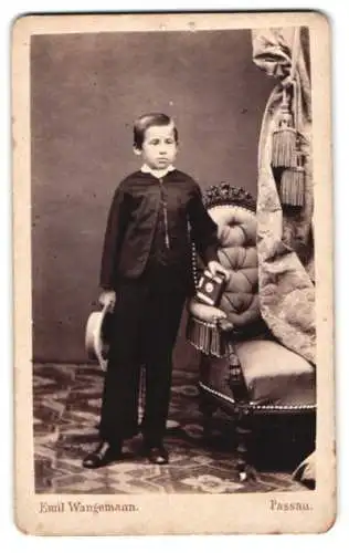 Fotografie Emil Wangemann, Passau, Theresienstrasse 393, Junger Knabe mit Hut und Buch