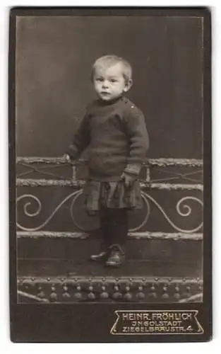 Fotografie Heinr. Fröhlich, Ingolstadt, Ziegelbräugasse 4, Porträt des Knaben Franz Joseph Schaller, 1914