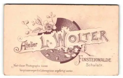 Fotografie L. Wolter, Finsterwalde, Schulstr., Name des Fotografen mit floraler Verzierung