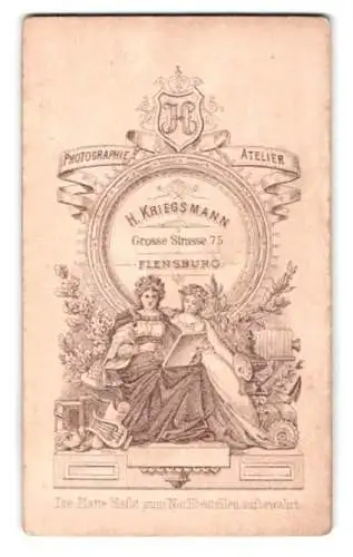 Fotografie H. Kriegsman, Flensburg, Grosse Strasse 75, Fotografin betrachter Foto nebst Freundin, Plattenkamera