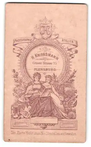 Fotografie H. Kriegsman, Flensburg, Grosse Strasse 75, zwei Frauen als Fotografinnen mit Plattenkamera