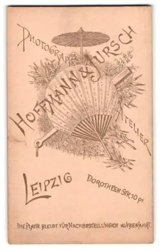 Fotografie Hoffmann & Jursch, Leipzig, Dorotheen-Str. 10, Bambusfächer und Schirm mit Anschrift des Ateliers