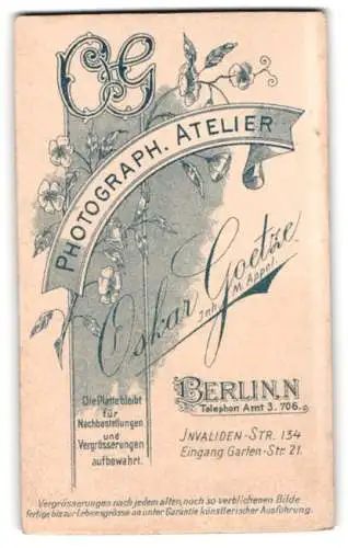 Fotografie Oskar Goetze, Berlin, Invalidenstrasse 134, Monogramm des Fotografen über Anschrift des Ateliers