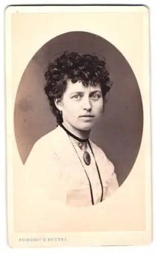 Fotografie Friedrich Hertel, Weimar, Schützengasse, Porträt einer Frau mit Locken und Medaillon