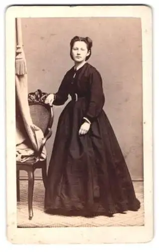 Fotografie Emil Luban, Görlitz, Grüner Graben 2, Porträt Frl. Elise Neubauer im dunklen Kleid