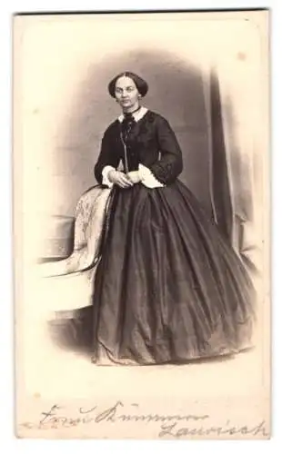 Fotografie E. Herold & Riemann, Breslau, Zwinger Strasse 49, stehende Frau Kämmerer Laurisch in elegantem Kleid