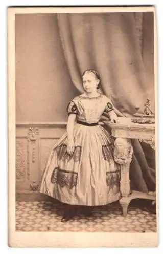 Fotografie unbekannter Fotograf und Ort, Mädchen im viktorianischen Kleid