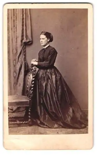 Fotografie J. Westhoven, Bonn, Frau im eleganten Kleid, 1868
