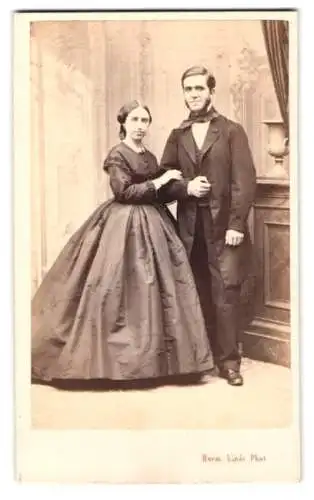 Fotografie Herm. Linde, Lübeck, Johannisstrasse 31, elegantes Paar in modischer Kleidung