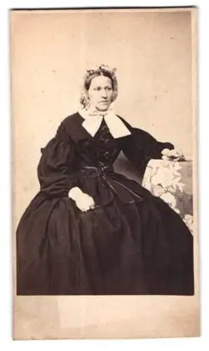 Fotografie unbekannter Fotograf und Ort, Frau im eleganten Kleid mit Haube