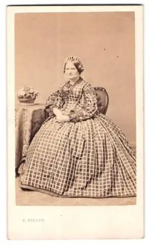 Fotografie E. Bieber, Hamburg, 25. Gr. Bäckerstrasse, Dame im karierten Kleid