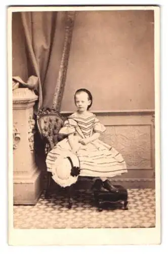Fotografie Maull & Polyblank, London, Gracechurch St 55, Porträt eines jungen Mädchens im Sommerkleid mit Hut