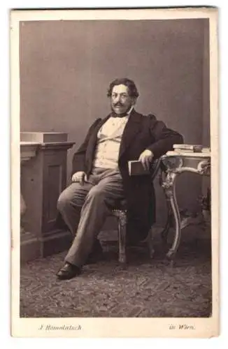 Fotografie J. Honnolatsh, Wien, Mariahilf, Hauptstrasse 20, Herr mit Buch und Tisch und Mustasch