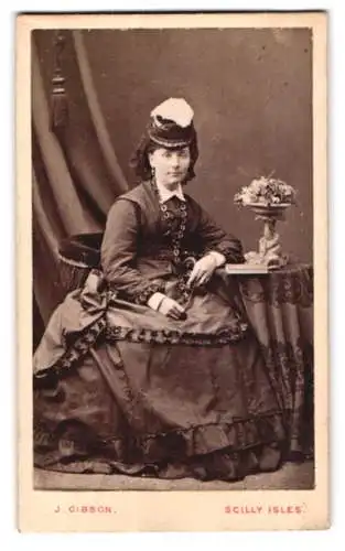Fotografie J. Gibson, Scilly Isles, Elegante Dame in aufwendigem Kleid
