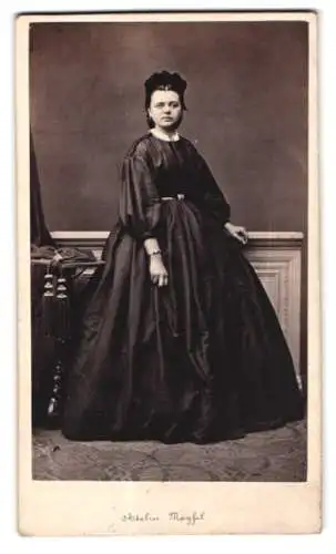Fotografie Prof. Mayssl, Brünn, Piaristengasse 3, Elegante Dame im viktorianischen Kleid