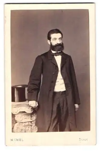 Fotografie W. Engel, Triest, Via del Torrente 882, Porträt eines eleganten Herrn mit Vollbart