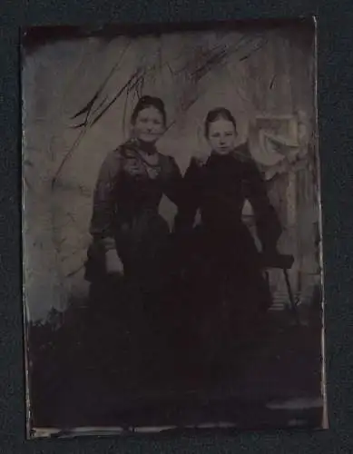 Fotografie Ferrotypie Mutter und Tochter in dunklen Kleidern
