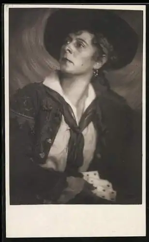 Fotografie Franz Xaver Setzer, Wien, Schauspielerin als Kartenspielerin im Kostüm