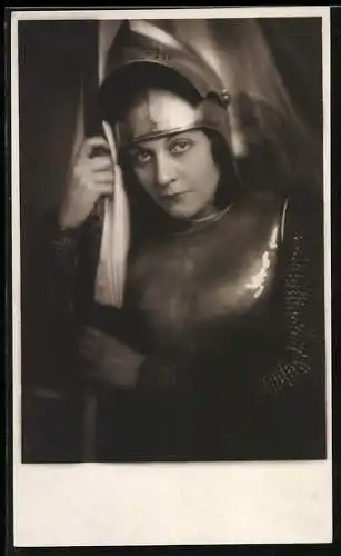 Fotografie Franz Xaver Setzer, Wien, junge Schauspielerin in Ritterrüstung mit Helm