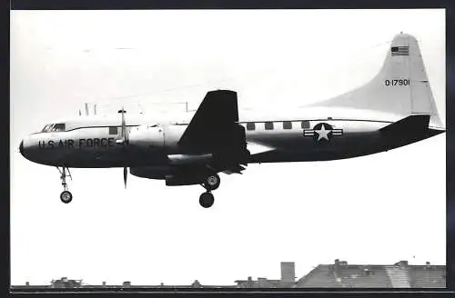 Fotografie Flugzeug Convair VT-29 der USAF 0-17901 im Anflug auf Berlin-Tempelhof