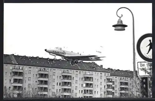 Fotografie Ansicht Berlin-Tempelhof, Flugzeug North American T-39 der USAF vor Wohnhäusern