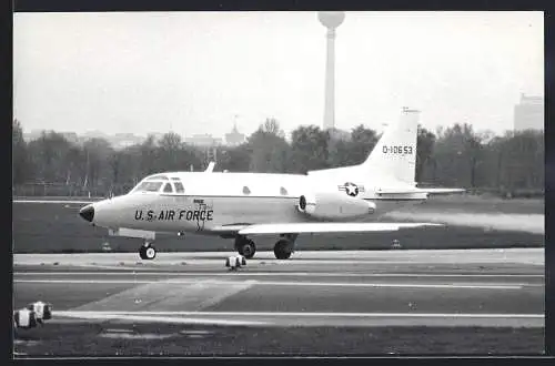 Fotografie Ansicht Berlin-Tempelhof, Flugzeug North American T-39 der USAF mit Fernsehturm im Hintergrund